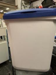 Photo détaillant le don 3 poubelles hautes de recyclage papier avec couvercle