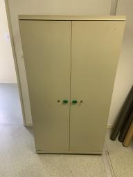 Photo détaillant le don Armoire métallique portes battantes