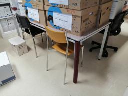 Photo détaillant le don lot de 6 tables à pieds rouges et plateau gris