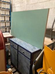 Photo détaillant le don mobilier de cantine administrative