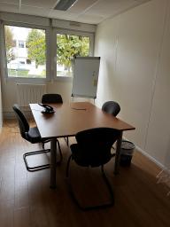 Photo détaillant le don mobilier de bureau