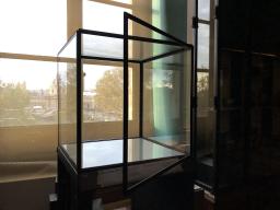 Photo détaillant le don Ensemble de 4 vitrines d'exposition, salles 655 et 652 - Musée du Louvre