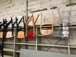 Photo détaillant le don mobilier de cantine administrative