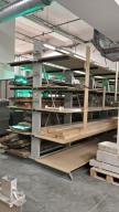 Photo détaillant le don 2 grands racks de stockage acier + bois