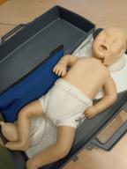 Photo détaillant le don 2 Mannequins massage cardiaque - pour formation premiers secours