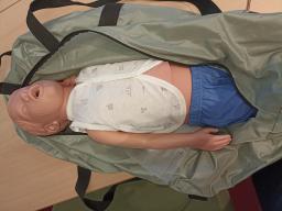 Photo détaillant le don 2 Mannequins massage cardiaque - pour formation premiers secours