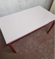 Photo détaillant le don table rectangulaire blanche et rouge