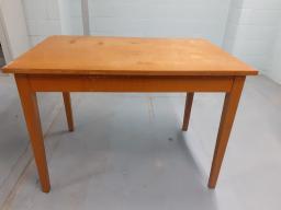 Photo détaillant le don Table simple en bois