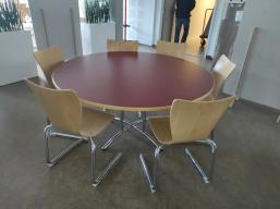 Photo détaillant le don Mobilier (Tables et chaises) self.