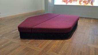 Photo détaillant le don 1 grand pouf rouge de l'exposition "Les CHOSES" - Musée du Louvre