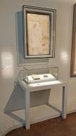 Photo détaillant le don Grand ensemble de 23 mobiliers d'exposition "Les CHOSES" : Vitrines, Socles, Capots vitrés - Louvre