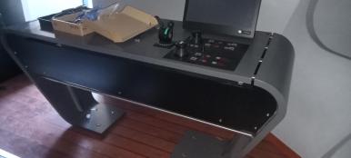Photo détaillant le don mobilier d'un simulateur de navigation