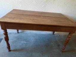 Photo détaillant le don Table en bois