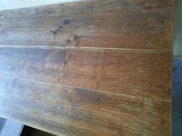 Photo détaillant le don Table en bois