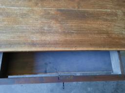 Photo détaillant le don Table en bois