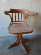 Photo détaillant le don Tabouret pivotant en bois