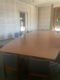 Photo détaillant le don Grande table composée de 8 panneaux avec 10 pieds ronds et ses 30 chaises