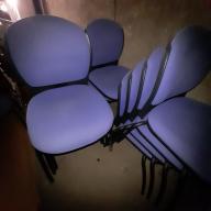 Photo détaillant le don 16 chaises bleues