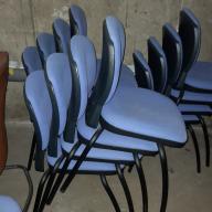 Photo détaillant le don 16 chaises bleues