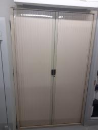 Photo détaillant le don Armoire à rideaux Haute beige 120 x 195 cm