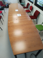 Photo détaillant le don Table de réunion