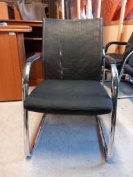 Photo détaillant le don 6 fauteuils en tissus de marque Dauphin