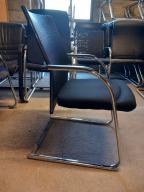 Photo détaillant le don 6 fauteuils en tissus de marque Dauphin