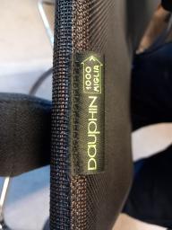 Photo détaillant le don 6 fauteuils en tissus de marque Dauphin