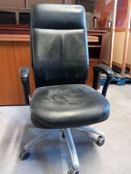 Photo détaillant le don deux fauteuils en cuir avec accoudoirs