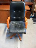 Photo détaillant le don deux fauteuils en cuir avec accoudoirs