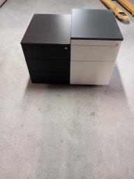 Photo détaillant le don deux caissons de rangement