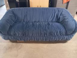 Photo détaillant le don canapé en tissu bleu