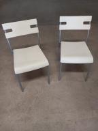 Photo détaillant le don deux chaises blanches de marque IKEA