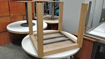 Photo détaillant le don Table carré en bois - Musée du Louvre