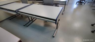 Photo détaillant le don 10 tables informatiques