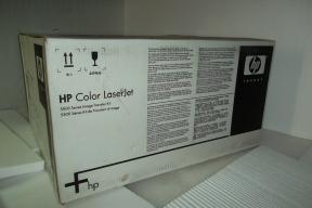 Photo détaillant le don Imprimante HP Color-Laser-Jet 5500 DN et consommables