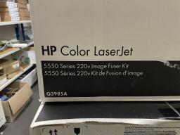Photo détaillant le don Imprimante HP Color-Laser-Jet 5500 DN et consommables