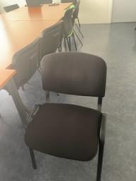 Photo détaillant le don 5 fauteuils noirs avec accoudoir