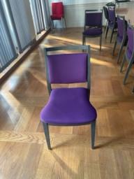 Photo détaillant le don 15 chaises tissus violet