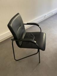 Photo détaillant le don 2 chaises cuir noir pieds métalisés + 2 chaises cuir noir pieds bois