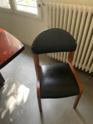 Photo détaillant le don 2 chaises cuir noir pieds métalisés + 2 chaises cuir noir pieds bois