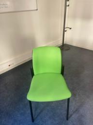 Photo détaillant le don 2 chaises vertes