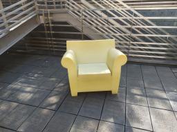 Photo détaillant le don fauteuils starck: 2 jaunes, 1 marron, 1 noir et 1 vert