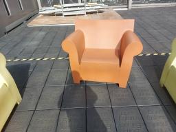 Photo détaillant le don fauteuils starck: 2 jaunes, 1 marron, 1 noir et 1 vert