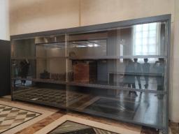 Photo détaillant le don Armoire vitrée grand format - Musée du Louvre