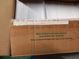 Photo détaillant le don boites de 500 enveloppes blanches 114 X 162