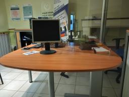 Photo détaillant le don Bureau et table d'accueil métal et bois