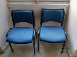 Photo détaillant le don Lot de quatre chaises métal noir et simili-cuir bleu