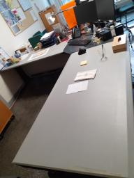 Photo détaillant le don BUREAU ET TABLE RONDE DE REUNION