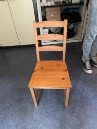 Photo détaillant le don 8 chaises en bois (rdc Bat C Maine)